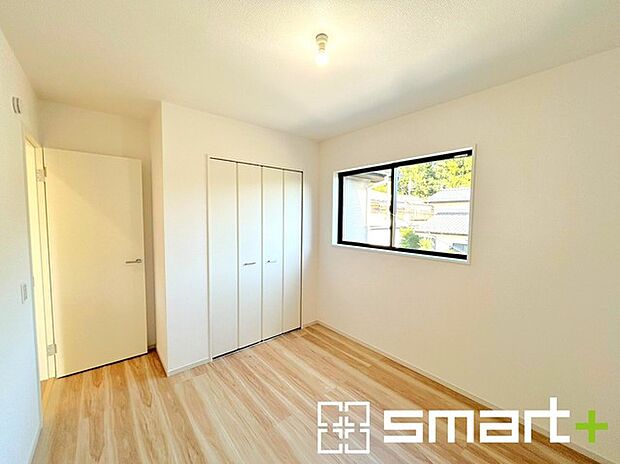 〜収納豊富な洋室〜 ・各居室に備え付けの収納をご用意。タンスなどを置く場合と比べ出っ張らないので部屋の中を有効のご活用いただけます。 ・収納の広さなどぜひ現地でご確認くださいませ。 