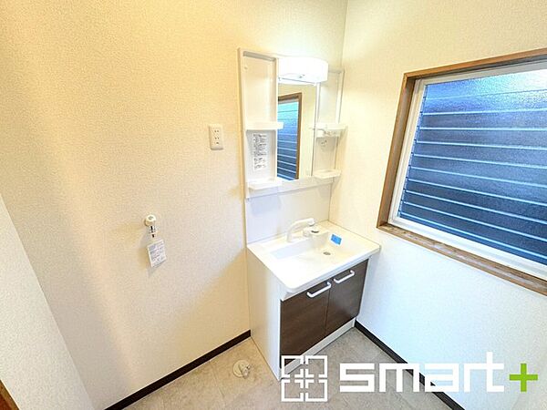 ～シャワー付き洗面台を採用～ ・洗面台の蛇口がホースで伸びシャワーとしてご利用可能。 ・朝の寝ぐせ直しなどにシャワーを使いたい時、洗面台の掃除をする際にも便利にお使いいただけますよ。