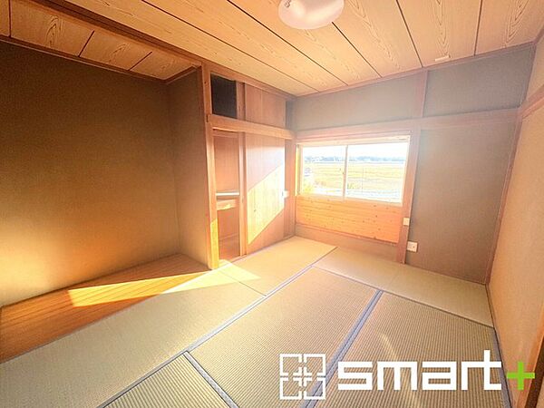 ～「和みの部屋」和室をご用意～ ・ゴロンと寝転がったり、お子様のいるご家庭ではお子様を寝かしつけたり、などご活用いただける和室をご用意。 ・やはり畳の香りは心が落ち着きますね。