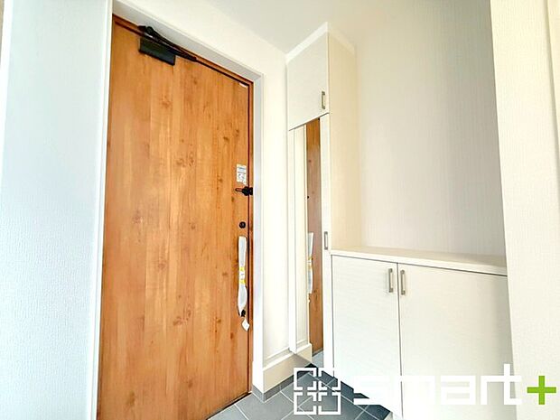 〜デザイン性に優れた玄関〜 ・木のぬくもりを感じる木目調の玄関ドアを採用する事でお住まいの「顔」の印象が大きく変わります。 ・備え付けのシューズボックスは充分な容量を確保。