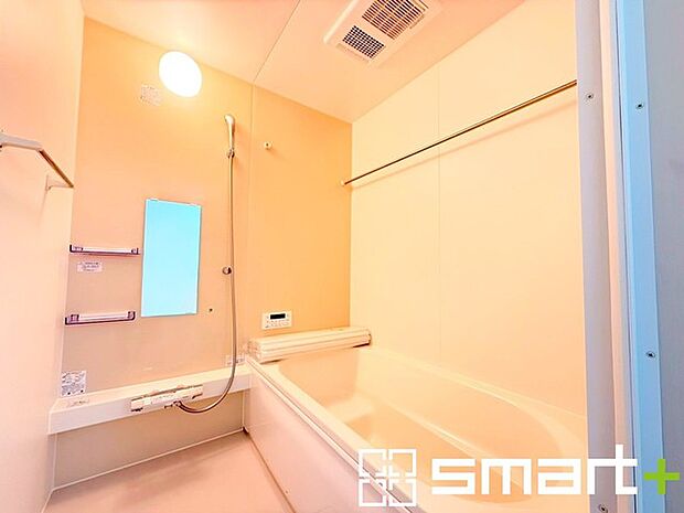 〜浴室乾燥機付きの浴室〜 ・浴室には乾燥機が付いているので雨の日でも洗濯物を干すことが可能です。 ・水はけの良い床材など機能面も充実。マイクロバルなどオプションもご相談くださいませ。 