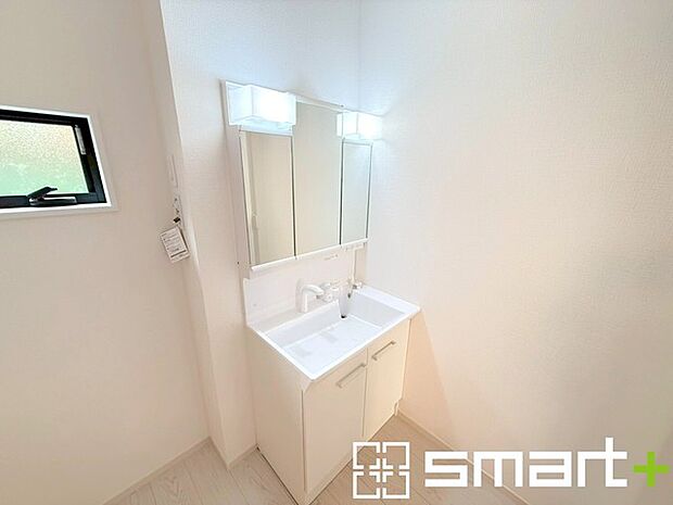 〜シャワー付き洗面台を採用〜 ・洗面台の蛇口がホースで伸びシャワーとしてご利用可能。 ・朝の寝ぐせ直しなどにシャワーを使いたい時、洗面台の掃除をする際にも便利にお使いいただけますよ。 