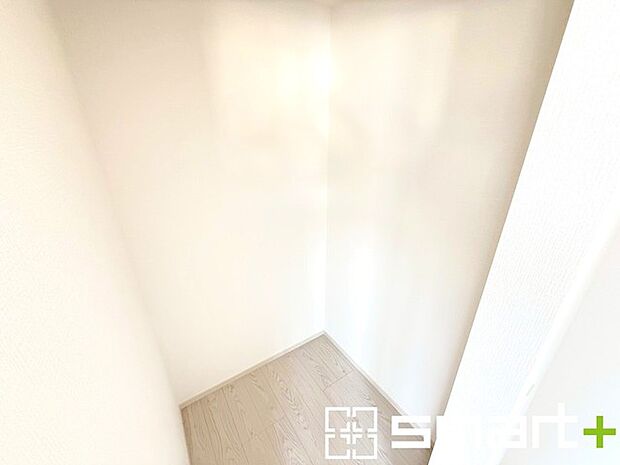 〜憧れのウォークインクローゼット〜 ・居室にウォークインを設ける事で季節ものや趣味の用具などもスッキリと収納可能です。 ・ぜひ現地でその便利さをご体感くださいませ。 