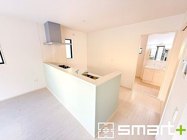 〜開放的なオープンキッチン〜 ・流行りのカフェ風オープンキッチンでオシャレな雰囲気に。 ・毎日の家事も楽しくなりますね。 