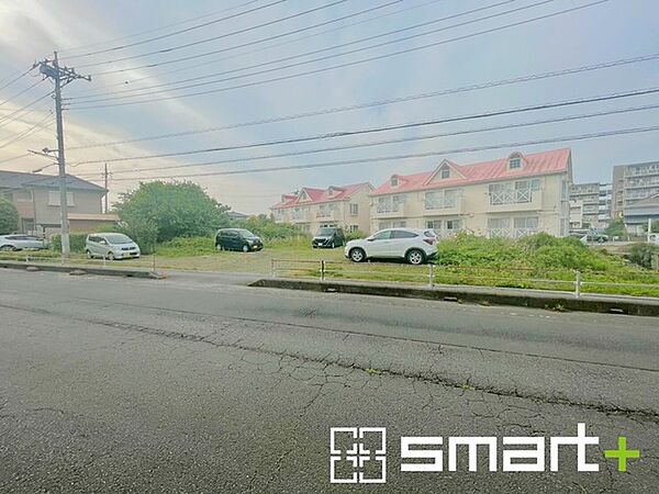 ～閑静な住宅街の立地～ ・周辺は閑静な住宅街となっておりますので、静かな暮らしをご実現いただけます。 ・前面道路の交通量も多くないので、小さなお子様がいるご家庭でもご安心ですね。