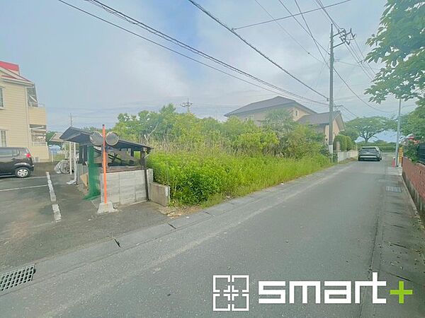 ～十分な広さのある前面道路～ ・前面道路は約5ｍございますので、お車でのすれ違いも楽々で余計なストレスがかかりません。 ・日々お車での移動が多い方には大切なポイントですね。