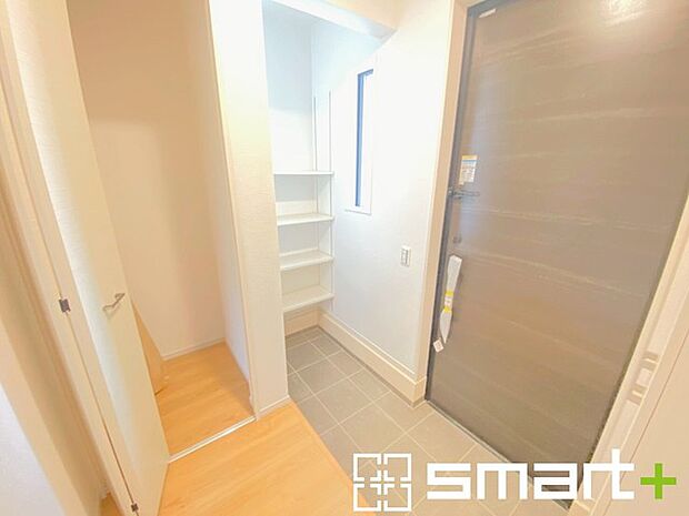 〜シューズインクロークのある玄関〜 ・玄関横にシューズインクロークをご用意。 ・追加の靴置きとしてはもちろん、スキー・ゴルフなど趣味の用具の置場としてもご利用いただけます。 