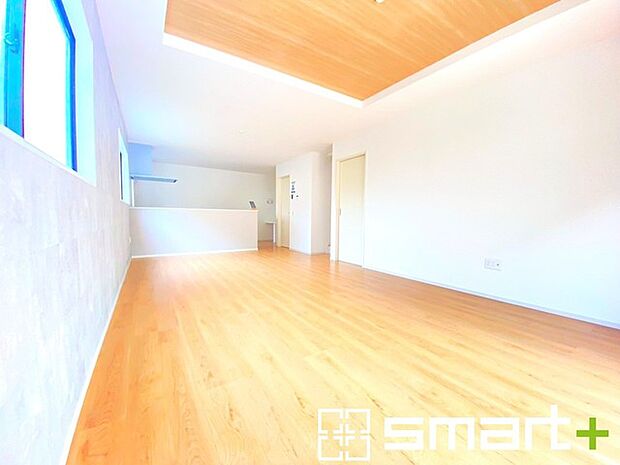 〜ゆとりある広さのＬＤＫ〜 ・和やかな光に包まれるLDKは広々21帖以上。家族団欒で賑わう癒しの空間になりそうですね。 ・ご家族のお出掛けや帰宅がわかるリビングイン階段。