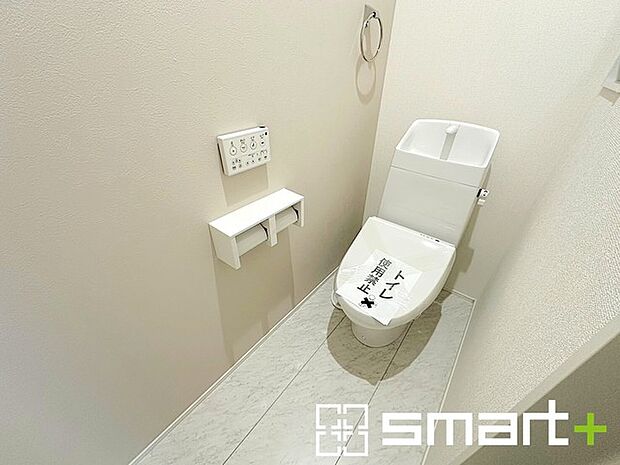 〜やはり便利なタンク式トイレ〜 ・最近はタンクレストイレもございますが、タンク式の場合は停電時もお水を流すことが可能。 ・故障時なども比較的費用が安くなるなど、メリットが多くなります。 