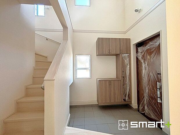 〜吹抜けのある玄関〜 ・玄関に吹抜けを設ける事で縦への開放感が広がります。 ・暗くなりがちな玄関も穏やかな陽が入り明るくなるので、帰宅した際の気分が違いますね。 