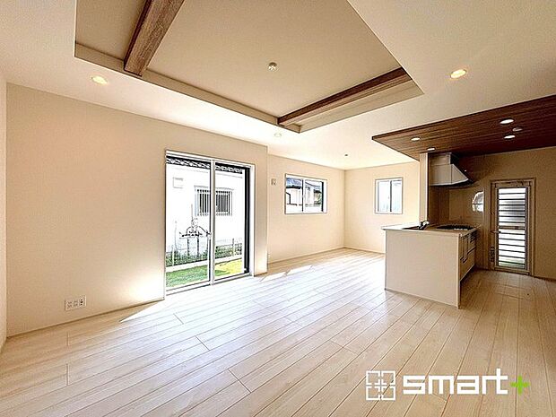 〜穏やかな陽の入るＬＤＫ〜 ・大きな窓のあるＬＤＫは陽当りも良好で明るい空間となっております。 ・ご家族団らんなど過ごす時間の多いＬＤＫが明るいのは嬉しいポイントですね。 