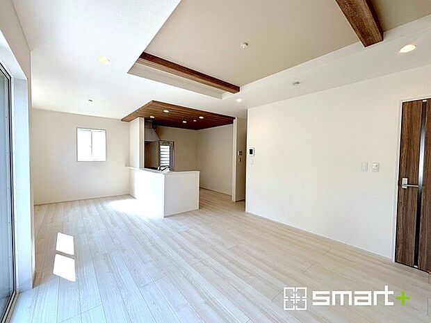 〜折り上げ天井のあるＬＤＫ〜 ・一部天井を高くする折り上げ天井を配する事で縦への空間が生まれ、開放感のある広々とした仕様に。 ・ぜひ現地でその魅力をご体感くださいませ。 