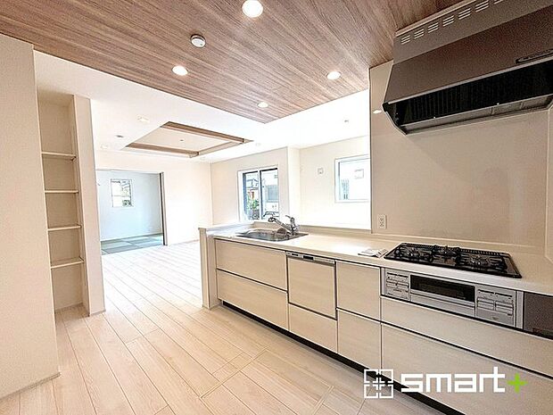 〜人気のカウンターキッチン〜 ・キッチンには余計な柱が無いので、リビングが見渡せ開放感のある造りとなっております。 ・蛇口には浄水器が内蔵されるなど機能面でも優れたキッチンです。 