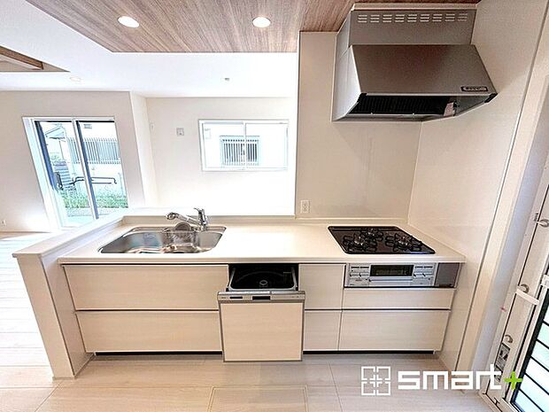 〜食器洗浄機を標準装備〜 ・キッチンにはビルトインタイプの食器洗浄機を標準装備。 ・家事にかける時間を削減でき、「自分時間」を増やすことができる嬉しいアイテムです。 