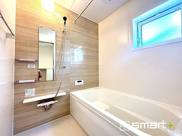 〜浴室乾燥機付きの浴室〜 ・浴室には乾燥機が付いているので雨の日でも洗濯物を干すことが可能です。 ・水はけの良い床材など機能面も充実。マイクロバルなどオプションもご相談くださいませ。 