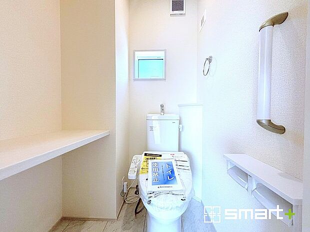 〜小窓付きの明るいトイレ〜 ・使用後や掃除の際には新鮮な空気を取り込み換気ができます。 ・あると嬉しい棚付きで、トイレットペーパーのストックや掃除用具なども置けますね。