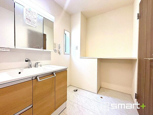 〜収納も充実の洗面所〜 ・洗面所にはリネンスペースを設ける事でタオルや洗剤などの置場にも困りません。 ・意外とリネンスペースがある物件は少ないので、ぜひ現地でその魅力をご確認ください。 