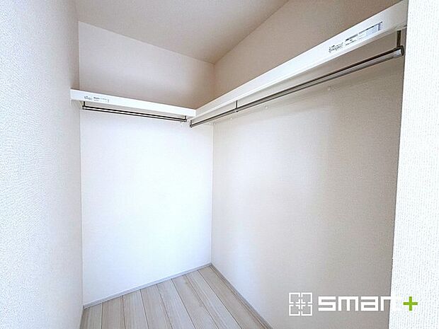 〜ウォークインクローゼット〜 ・大容量のウォークインクローゼットは衣類をハンガーに掛けたまま収納できます。 ・季節ものや小物類なども整理整頓しやすく生活空間が広がりますね。 