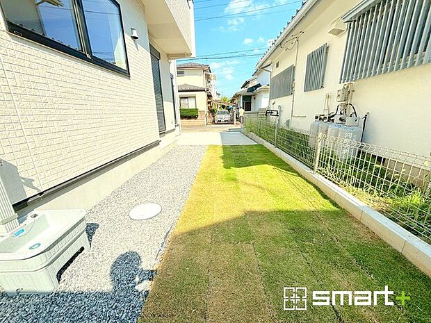 〜お庭もある余裕の敷地〜 ・・爽やかな緑の広がる芝生のお庭は魅力の一つ。お庭があるだけで余裕を感じますね。 ・防草シートや人工芝の敷設などのオプションもお気軽にご相談くださいませ。 