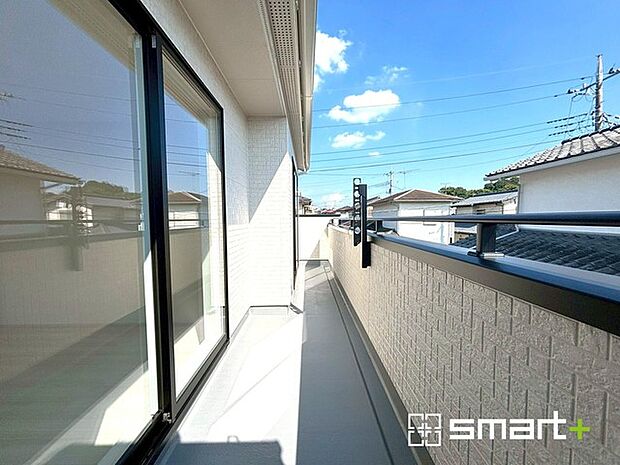 〜洗濯物も干しやすいバルコニー〜 ・陽当たり良好な南側のバルコニーは2部屋から出入りができて毎日のお洗濯も快適。 ・テラス屋根等のオプションもお気軽にご相談くださいませ。 