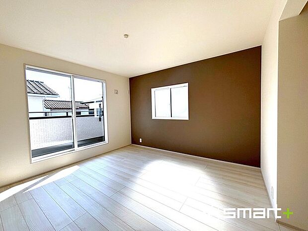 〜バルコニーに面した洋室〜 ・バルコニー側の大きな窓から穏やかな陽が差し込む明るい洋室はウォークインクローゼット付。 ・ゆとりある広さでご夫婦やご兄弟でもゆったりお過ごしいただけます。 