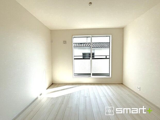 〜日当たり良好の明るい洋室〜 ・穏やかな陽だまりに包まれる居心地の良い洋室。明るい空間で穏やかにお過ごしいただけます。 ・たっぷりの収納スペース付きでお子様のお部屋にもぴったりです。 