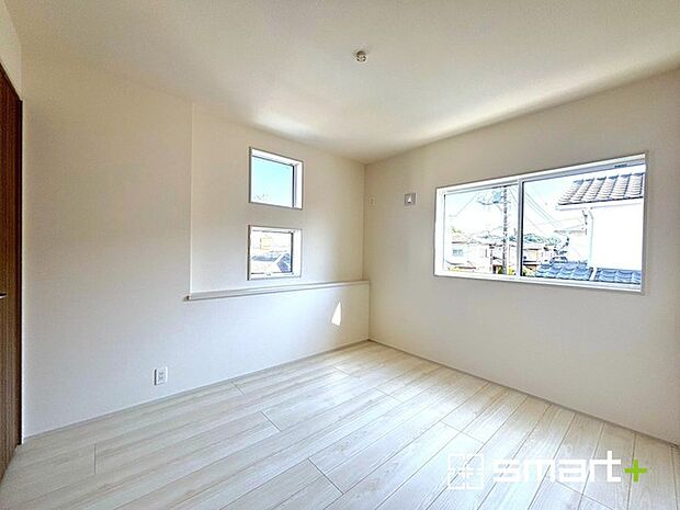 〜2面採光の明るいお部屋〜 ・洋室は2面採光とする事で穏やかな陽の入る明るい空間となっております。 ・くつろぎのプライベート時間を明るい空間で穏やかにお過ごしいただけます。 