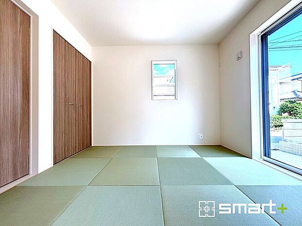 〜リビング横の和室〜 ・リビング横には開放感をプラスしてくれる和室付。モダンな洋風タイプでオシャレ感アップ。 ・玄関から直接出入り可能なのでゲストルームにも利用できますね。