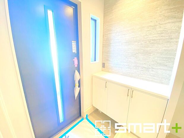 〜穏やかな陽が入る玄関〜 ・窓に加えて玄関ドアのガラス部分からも穏やかな陽が入り、明るい玄関になります。 ・備え付けのシューズボックスはたっぷりしまえて玄関がスッキリ片付きますね。