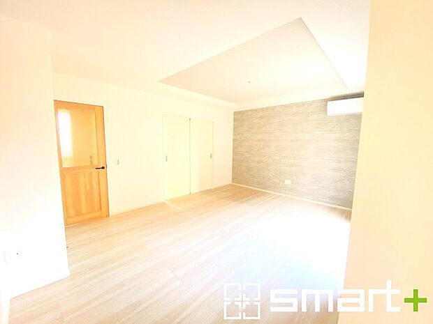 〜折り上げ天井のあるLDK〜 ・一部天井を高くする折り上げ天井を配する事で縦への空間が生まれ、開放感のある広々とした仕様に。 ・ぜひ現地でその魅力をご体感くださいませ。