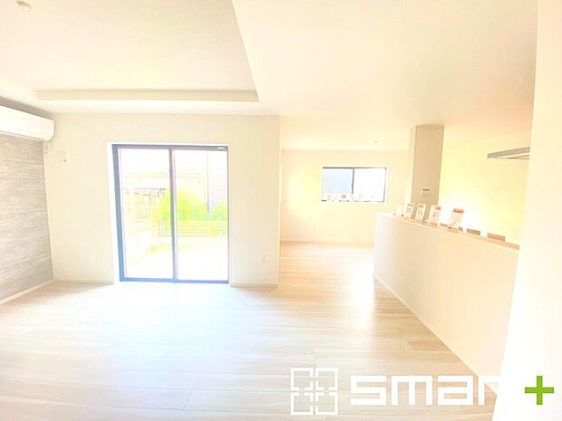 〜日当り良好のLDK〜 ・たくさんの窓からたっぷりの陽光が差し込む明るいリビングで寛ぎのひと時を。 ・柔らかみのあるナチュラルカラーで、家具やカーテンの色も選びやすいです。