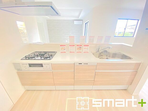 〜人気のカウンターキッチン〜 ・キッチンは人気のカウンタータイプを採用。「ご家族の顔が見える」造りです。 ・蛇口に浄水器が内蔵されているなど機能面でも優れた仕様です。