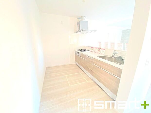 〜使い勝手の良いシステムキッチン〜 ・料理がしやすい設計のキッチンでお料理もはかどりますね。 ・もちろんキッチン下部は収納になっておりますので、フライパンなども収納可能です。