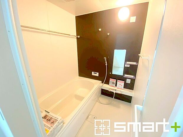 〜浴室乾燥機付きの浴室〜 ・浴室には乾燥機が付いているので雨の日でも洗濯物を干すことが可能です。 ・水はけの良い床材など機能面も充実。マイクロバルなどオプションもご相談くださいませ。