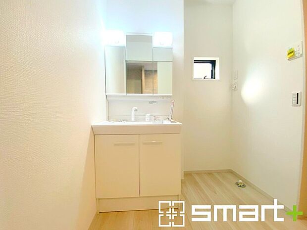 〜シャワー付き洗面台を採用〜 ・洗面台の蛇口がホースで伸びシャワーとしてご利用可能。 ・朝の寝ぐせ直しなどにシャワーを使いたい時、洗面台の掃除をする際にも便利にお使いいただけますよ。