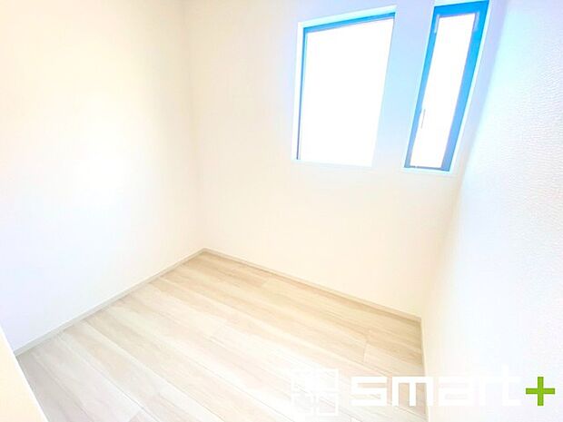 〜広々した「納戸」をご用意〜 ・本来の用途である収納としてはもちろん、テレワークスペースとしてもご利用可能な納戸をご用意。 ・広さの感覚など、ぜひ現地でご体感くださいませ。