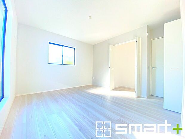 〜バルコニーに面した洋室〜 ・バルコニー側の大きな窓から穏やかな陽が差し込む明るい洋室はゆとりある広さの8.2帖。 ・ご夫婦やご兄弟でもゆったりとお過ごしいただけます。