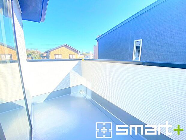 〜ワイドバルコニーを採用〜 ・バルコニーはワイドタイプなので、洗濯物を沢山干す事が可能です。 ・テラス屋根などのオプションもお気軽にご相談くださいませ。