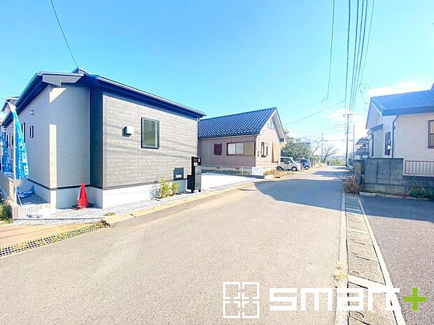 〜十分な広さのある前面道路〜 ・前面道路は約5ｍございますので、お車でのすれ違いも楽々で余計なストレスがかかりません。 ・日々お車での移動が多い方には大切なポイントですね。 