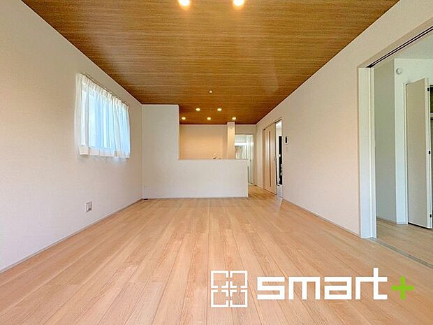 〜家族団らんにピッタリの広々リビング〜 ・穏やかな陽だまりに包まれる居心地の良いＬＤＫは、ご家族が自然と集まる憩いのスペースになりそうですね。 