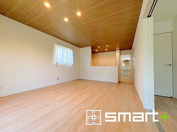 〜窓からはたっぷりの陽光〜 ・ご家族みんながゆったり寛げる広々としたリビングは、たくさんの窓からたっぷりの陽光が差し込む明るい空間。 