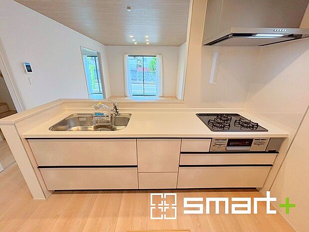 〜人気のカウンターキッチン〜 ・キッチンには余計な柱が無いので、リビングが見渡せ開放感のある造りとなっております。 ・蛇口には浄水器が内蔵されるなど機能面でも優れたキッチンです。