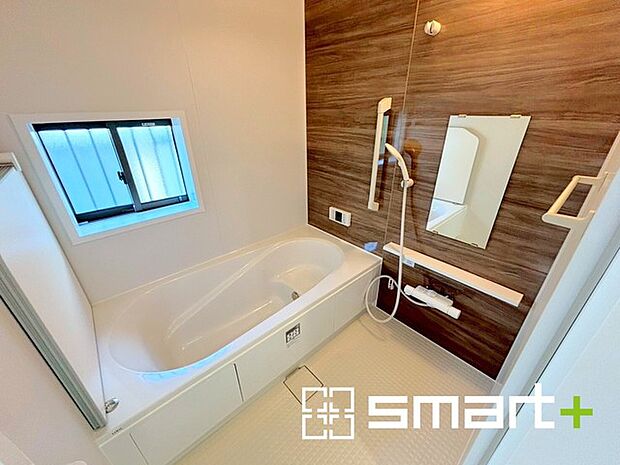 〜浴室乾燥機付きの浴室〜 ・浴室には乾燥機が付いているので雨の日でも洗濯物を干すことが可能です。 ・水はけの良い床材など機能面も充実。マイクロバルなどオプションもご相談くださいませ。