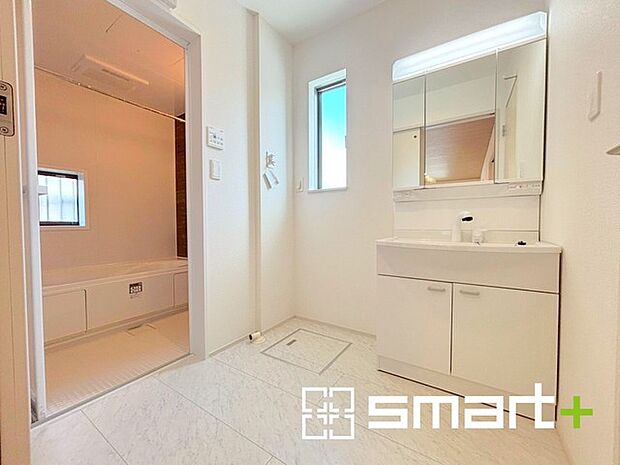 〜明るい洗面スペース〜 ・窓から明るい陽が入るので、気持ちよく朝の支度ができますね。 ・使い勝手の良い三面鏡タイプのシャワー付き洗面化粧台。