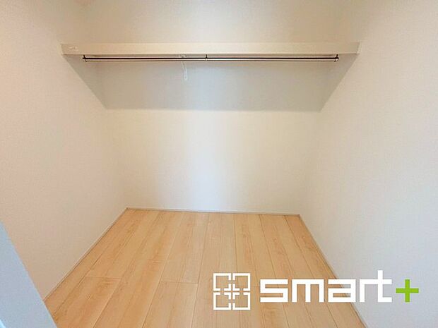 〜あると嬉しいウォークインクローゼット〜 ・大容量のウォークインクローゼット付。衣類をハンガーに掛けたまま収納できるのがうれしいですね。 ・季節ものや小物類なども整理整頓しやすく生活空間が広がります。