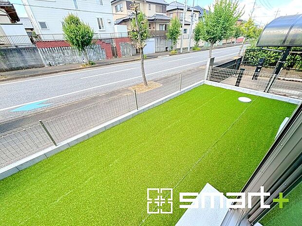 〜人工芝のある綺麗なお庭〜 ・標準で人工芝を敷設しておりますので、見た目にも綺麗なお庭となっております。 ・人工芝の場合雑草が生えてこず、管理が楽なのも嬉しいポイントです。 