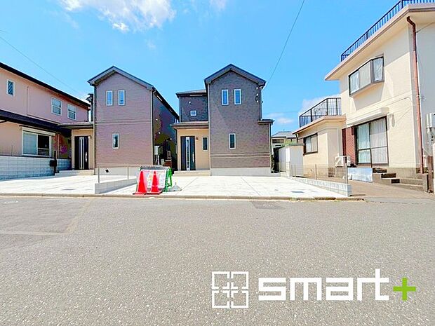 〜十分な広さのある前面道路〜 ・前面道路は約5ｍございますので、お車でのすれ違いも楽々で余計なストレスがかかりません。 ・日々お車での移動が多い方には大切なポイントですね。 