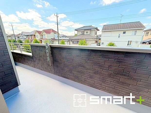 〜洗濯物も干しやすいバルコニー〜 ・陽当たり良好な南側のバルコニーは2部屋から出入りができて毎日のお洗濯も快適。 ・物干し竿受けが標準装備されております。