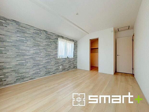 〜バルコニーに面した洋室〜 ・バルコニー側の大きな窓から穏やかな陽が差し込む明るい洋室はゆとりある広さの8.37帖。ご夫婦やご兄弟でもゆったりとお過ごしいただけます。 