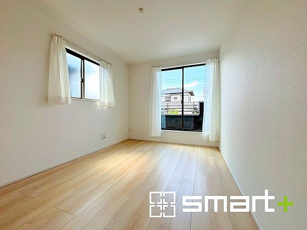 〜明るく暖かな光が差し込む洋室〜 ・大きな窓からたっぷりの日差しが舞い込み、お部屋全体を優しく包み込んでくれます。 ・収納スペースも付いているので整理整頓しやすく、生活空間が広がりますね。